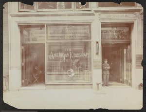 Eerste verdieping gevel van 122-124 E. 25th Street, het Camera Building, American Cinephone Company en portier, New York