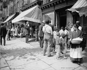 Gratis ijs uitdelen in Mulberry Street, New York, c.1900