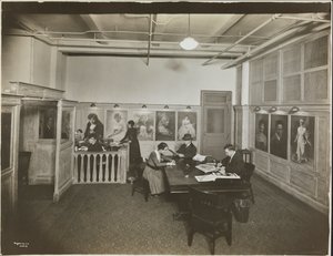 Hoofdkantoor/receptiekamer bij de Mutual Film Co. met secretaresse aan het bureau, mensen aan een tafel lezend, en portretten aan de muur, New York door Company Byron