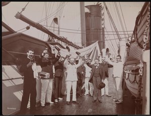 Officieren en bemanning die toosten met champagne en sigaren op het dek van de S.S. "Umbria", c.1897 (zwart-wit foto)