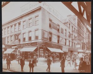 Zuidwestelijke hoek van 14th Street en 3rd Avenue met de Star Candies winkel, een tandarts, de Regal Shoe winkel en de Empire Film Co., ca. 1905 door Company Byron