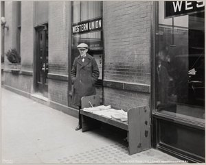 De blinde krantenverkoper, Frederick Rode en de zuidoostelijke hoek van Broadway & 41st St. door Company Byron