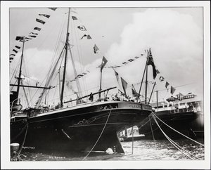 De achtersteven van de S.S. "Umbria" in het dok, ca. 1900 (zwart-wit foto)