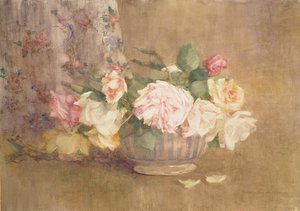 Een kom met roze, gele en witte rozen