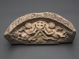 Lunet met twee engelen die een hangerkruis ondersteunen, 400s door Coptic