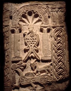 Koptische beschaving: muurfragment van hoogreliëfs met vis (christelijk symbool). 6e of 7e eeuw na Chr. Luxor, Egyptisch Kunstmuseum