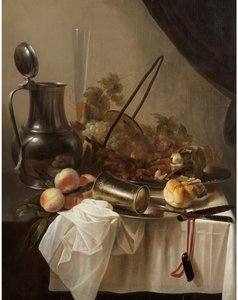 Een tinnen kan met een omgekeerde zilveren beker met fruit, brood en vlees op een gedrapeerd tafelblad door Cornelis Kruys