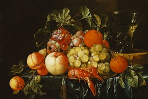 Perziken, sinaasappels, druiven en langoustines op een tinnen bord en een conische roemer op een doos op een gedeeltelijk gedrapeerde richel