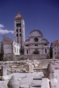 Gevel van de kerk, gebouwd in 1091 door Croatian School