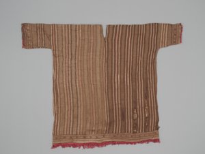 Mouwtunic, c.1300-1470 (katoen & kameelvezel)