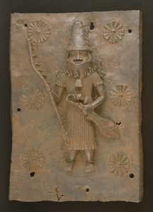 Herdenkingsplaat met krijger, Benin, Nigeria (brons) door Culture Edo