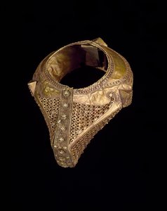 Bruidsarmband (gelang gadang podang), eind 19e-begin 20e eeuw (gehamerd goud met filigraan en granulatie)