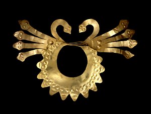 Neusornament met slangen
