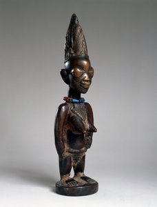 Tweelingfiguur (ere ibeji), Ila-Orangun regio, Nigeria, laat 19e of vroeg 20e eeuw (hout, glazen kralen en sporen van tukula)