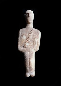 Mannelijk idool, schematische figuur. Witte marmeren sculptuur met oker inleg, 3200-2000 v.Chr.