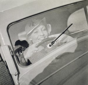 Een vrouw die rijdt, jaren 1930