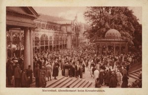 Ansichtkaart met een menigte mensen bij een avondconcert in Kreuzbrunnen