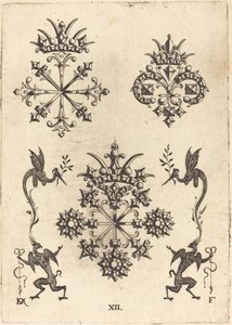 Drie Broches met Gevleugelde Slangen Links en Rechts en Gevleugelde Griffioenen Onder door Daniel Mignot
