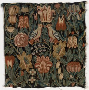 Wandtapijtkussenhoes met twee vogels tussen bloemen, gemaakt in Sleeswijk-Holstein, Denemarken, ca. 1690