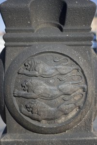 Drie leeuwen symbool uitgehouwen in een stenen kolom op het Stadhuisplein