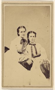 [Twee ongeïdentificeerde jonge vrouwen, zittend]. door David R.H. Hoag and Quick