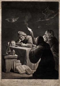 Een man leest een boek, glimlacht; naast hem een man met capuchon, kni