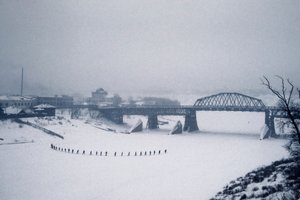 Novosibirsk, Ob-rivier, Siberië, USSR, Studenten steken te voet de bevroren Ob-rivier over in de sneeuw, winter 1976 (foto) door Dean Conger