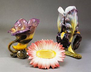Convolvulus-vormige vaas, madeliefvormige cachepot en irisvormige vaas, ca. 1900, door Delphin Massier, Art Nouveau stijl, barbotine keramiek, gemaakt in Vallauris, Frankrijk, 20e eeuw