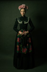 Jonge vrouw met bloemenmotief in folkstijl