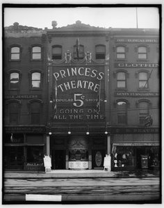 Princess Theater, Detroit, ca. 1900 (zwart-wit foto) door Detroit Photographic Co.