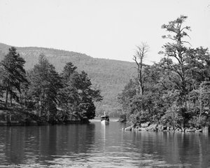 Langs de Haven Eilanden, Lake George, N.Y., c.1904 door Detroit Publishing Co.
