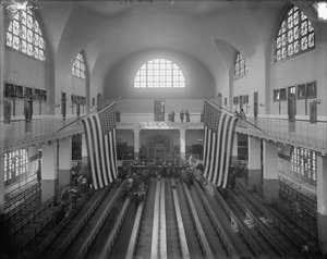Inspectiekamer, Ellis Island, New York City, ca. 1910 door Detroit Publishing Co.