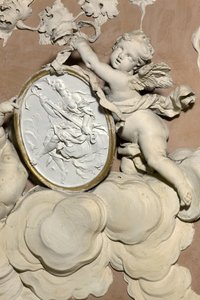Engelen die een medaillon vasthouden