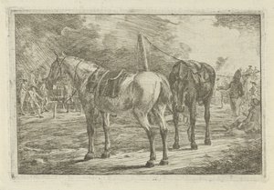 Twee gezadelde paarden bij een legerkamp