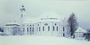 Uitzicht op de Wieskirche in de sneeuw door Dominikus Zimmermann