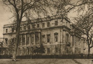 Een uitzicht op het Londens Museum in Lancaster House door de Green Park Railings, ca. 1935