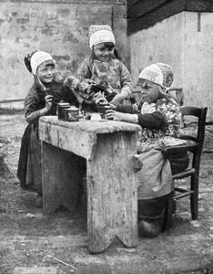 Kinderen in traditionele kleding, Marken, Nederland door Donald McLeish