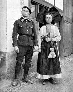Koppel in traditionele kleding, Elzas-Lotharingen, Rijn, 1936