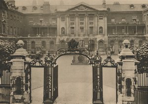 Ingang van Guys Hospital met het standbeeld van de oprichter in het midden van de binnenplaats, c1935