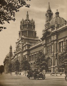 Gevel van het Victoria and Albert Museum aan Cromwell Road, ca. 1935 door Donald McLeish