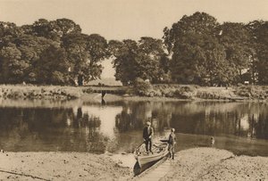 Londons rivier bij Isleworth Ferry kijkend naar de groene glades van Kew Gardens, ca. 1935 door Donald McLeish