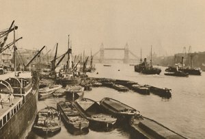 Schepen in de Pool van Londen: Een uitzicht van London Bridge naar Tower Bridge, ca. 1935