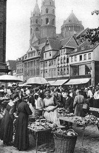 De markt bij de Worms Kathedraal, Worms, Duitsland, 1922 door Donald McLeish