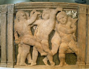Pergamo del Duomo: muzikale engelen. Bas-reliëf van marmer voor de buitenpreekstoel van de kathedraal van Prato, Italië. Beeldhouwwerk gemaakt door Donato di Niccolò Donatello door Donatello