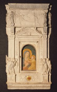 Tabernakel van het Sacrament van de Eucharistie, of Ciborium, door Donatello, met fragment van 14e-eeuws fresco dat Madonna van de koorts afbeeldt, Museum van de Schatkamer van de Sint-Pietersbasiliek, Rome, Vaticaanstad