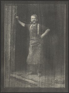 [Smid staat in de deuropening, pijp in de mond]. door Doris Ulmann