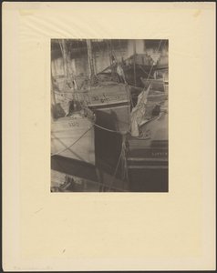[Haven, vol met zeilende vissersschepen].