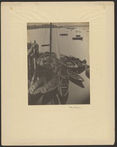 [Haven, zeilboten met zeilboten op de voorgrond]. door Doris Ulmann
