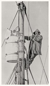 Commandant Frank Wild bij de Masttop, tijdens de Endurance-expeditie naar Antarctica, 1914-1916 door Dr. Alexander Macklin