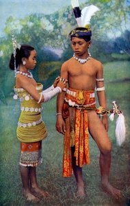 Jonge Iban of Zee Dayaks in Feestkleding, Borneo door Dr Charles Hose